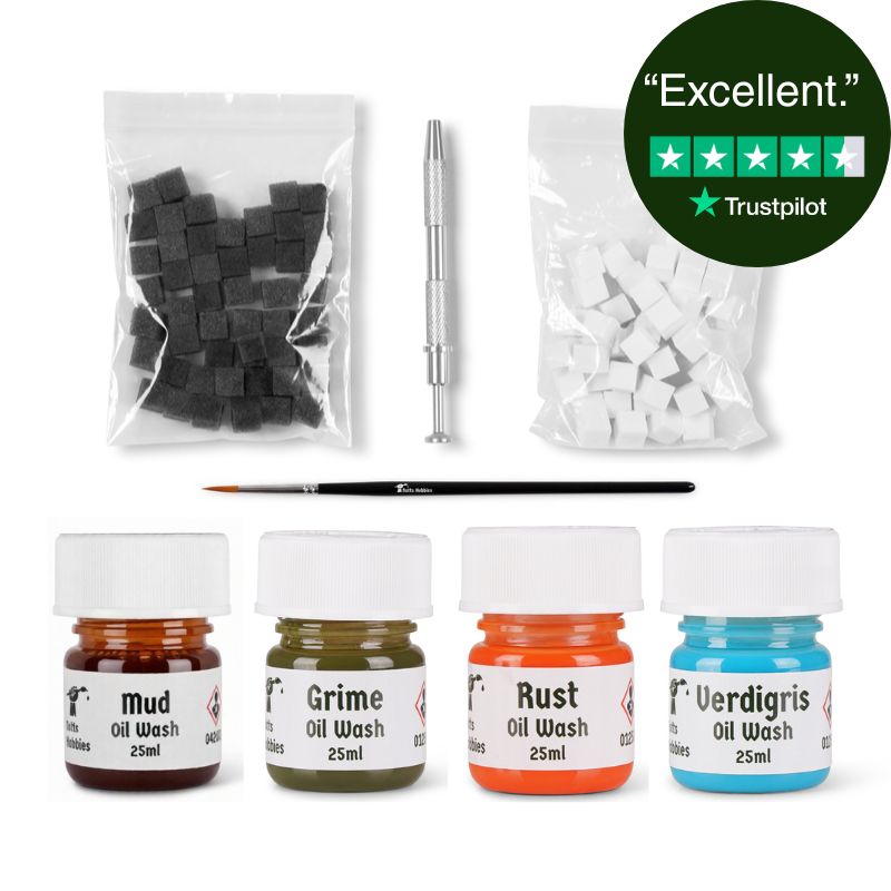 The image shows a weathering set for miniature painting, including weathering sponges, a sponge holder, a synthetic paint brush and four small bottles of oil wash in different colors.